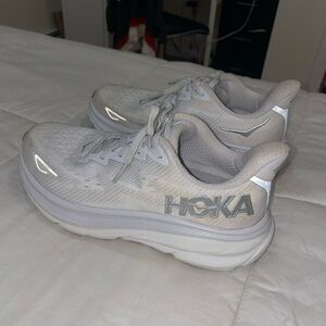 Hoka Clifton 9 in nimbus cloud so Womens size 7.5